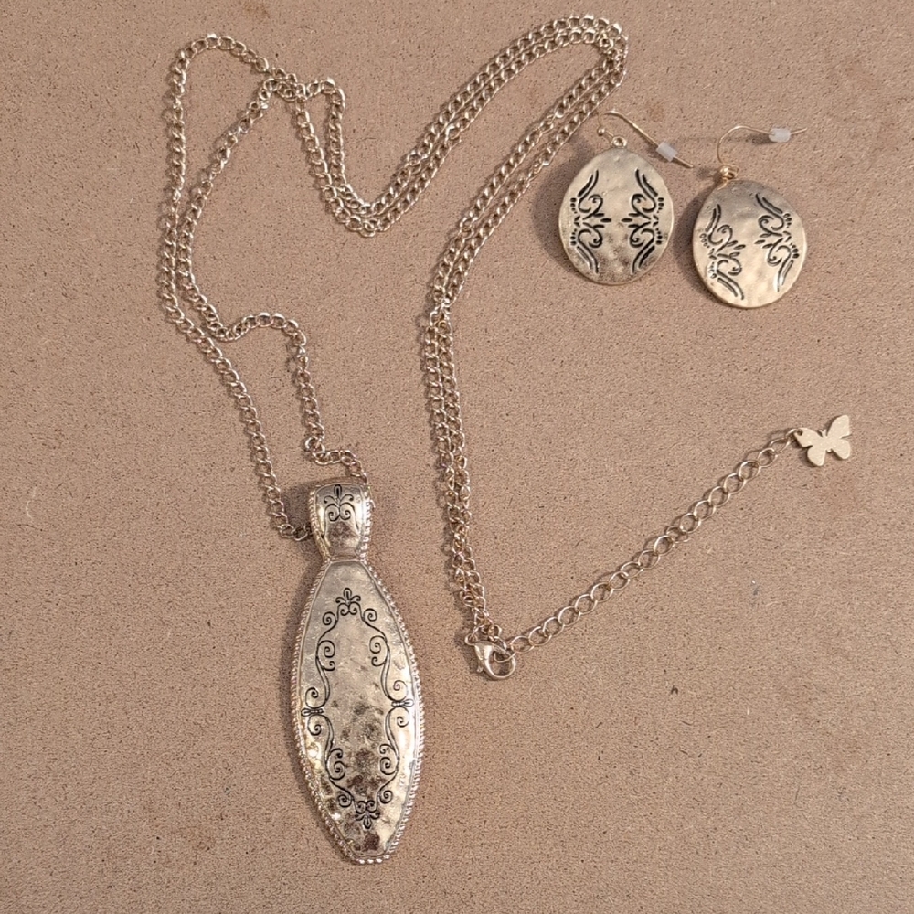 The Pioneer Woman Gold Pendant Necklace and Earrings Set New Without Tags